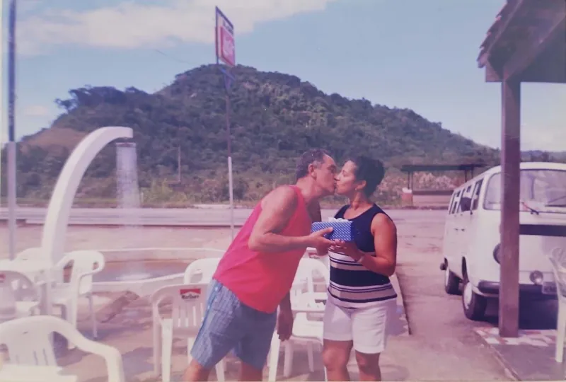Casal junto ao antigo arco do chuveiro, em foto de arquivo