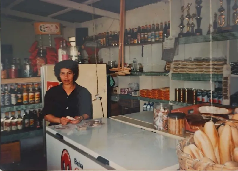 Balcão da antiga mercearia à beira da Rio-Santos, onde o Bar do Chuveiro começou