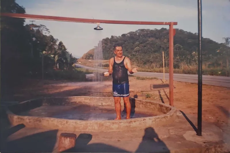 O primeiro chuveiro, ao ar livre e com a serra ao fundo, em foto de arquivo da família