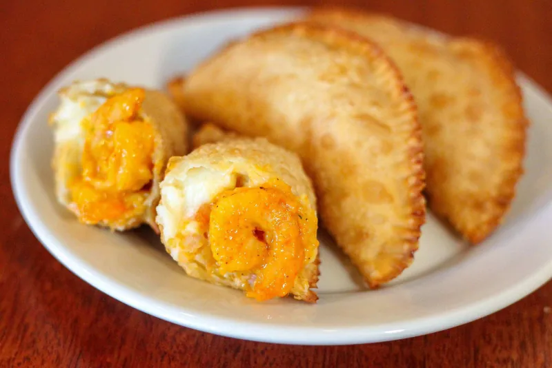 Pastel de camarão com catupiry aberto ao meio, o campeão de vendas da casa